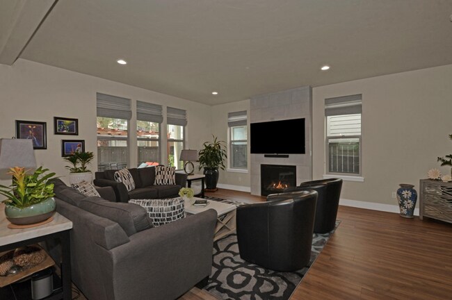 Building Photo - Beautiful 3 Bed/2.5 Bath Home in NW Bend - Via Cambria