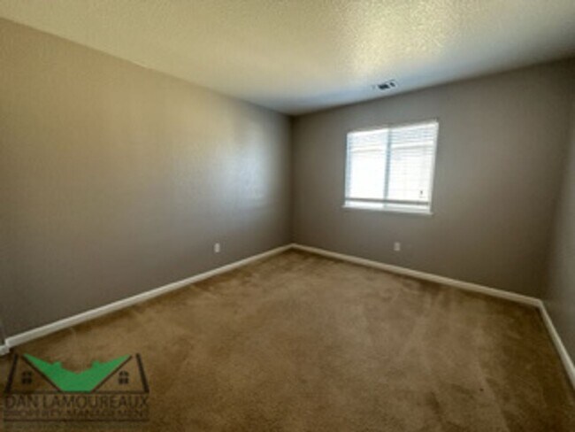 Building Photo - Spacious 4-Bedroom Home: Modern Comfort near Costco and Shopping on Woodland's East Side!