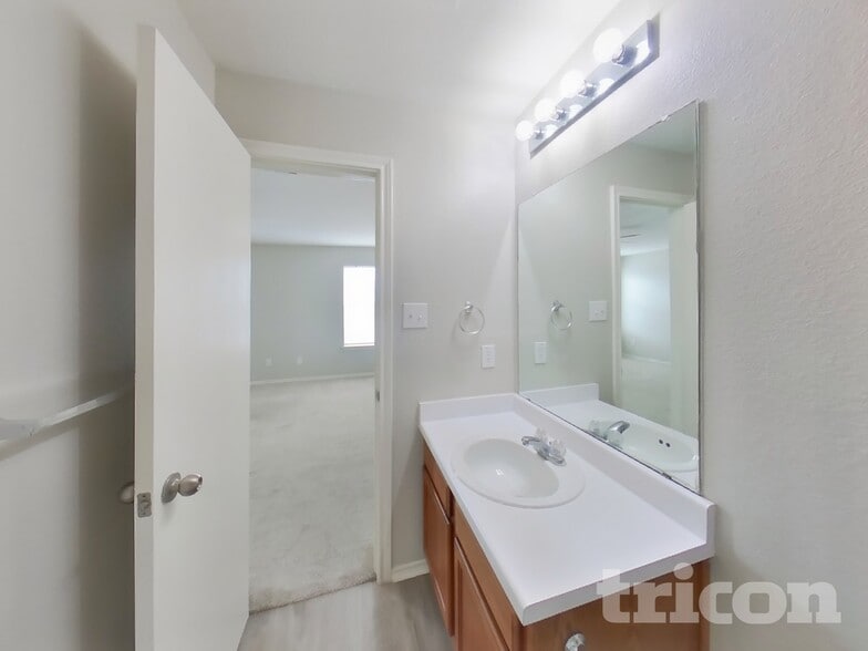 Building Photo - 2910 Candleside Dr