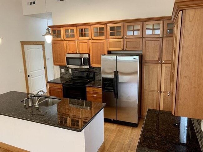 Building Photo - 636 Logan St