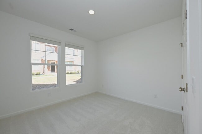 Building Photo - FREE TV!!