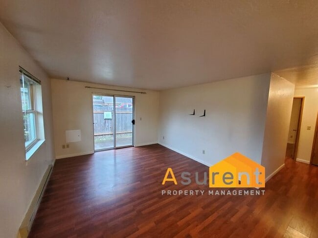 Building Photo - Charming 4-Plex 2 Bedroom 1 Bathroom Unit Available Soon!