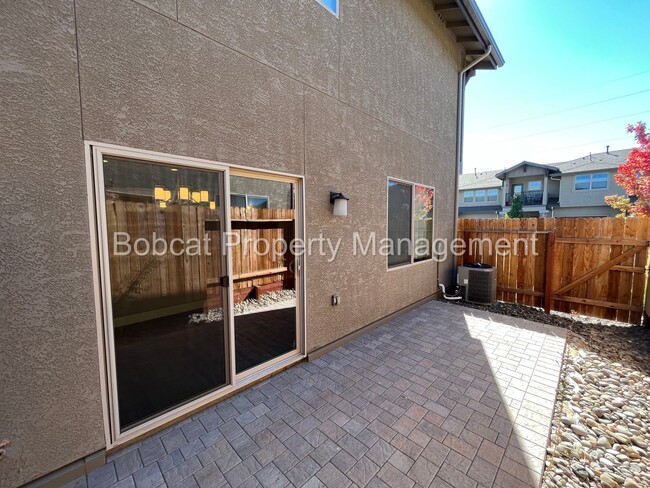 Building Photo - 3 Bedroom 2.5 Bathroom Townhouse in Carson...