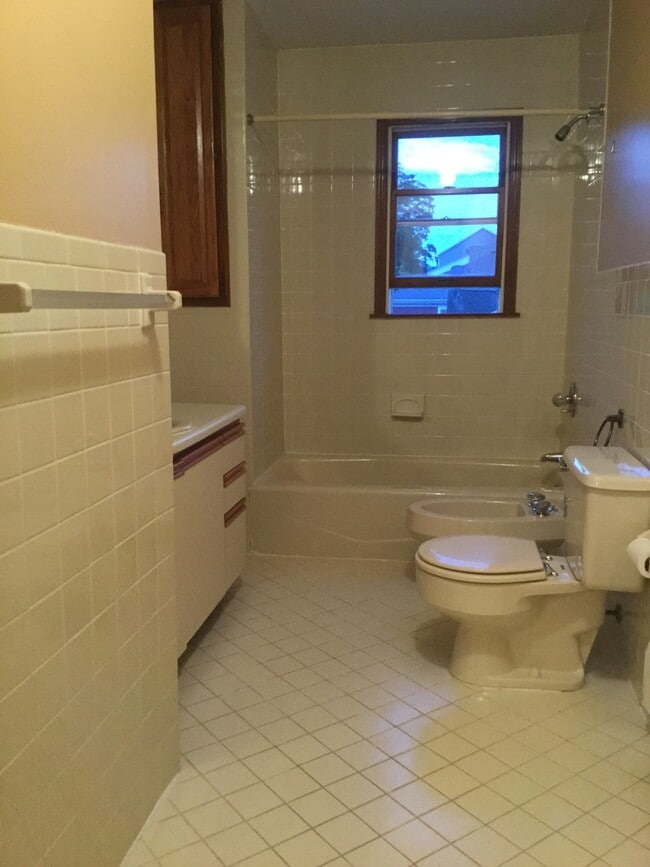 Main bathroom - 430 Columbus Ave