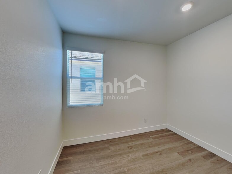 Building Photo - 870 English Primrose St