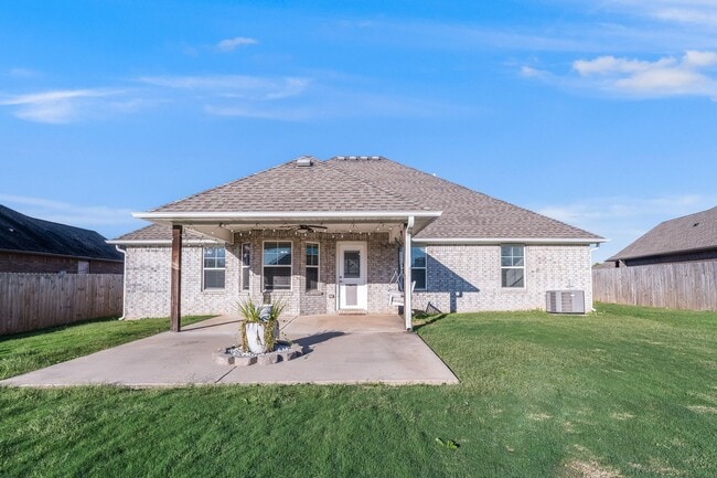 Building Photo - Welcome to this stunning 4-bedroom, 2-bathroom