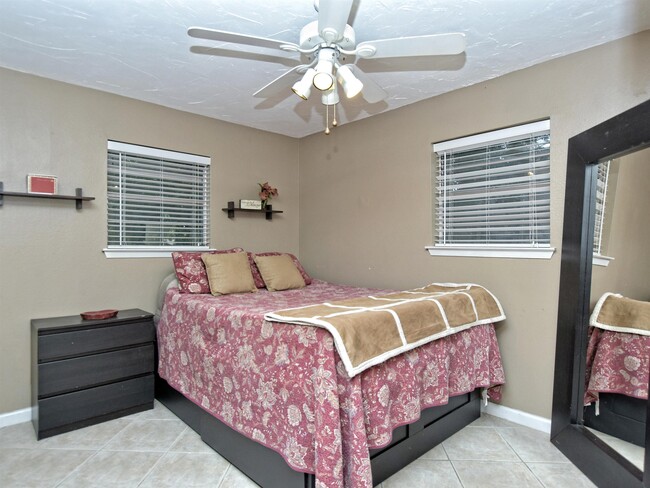 Building Photo - 1301 Post Oak Cir