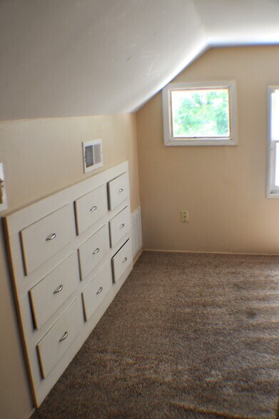 Building Photo - 913 Illinois St