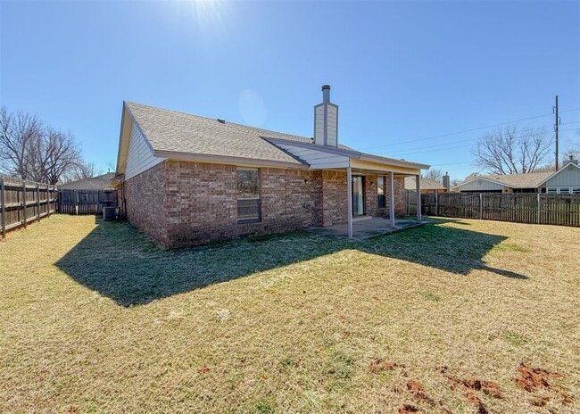 Building Photo - 2205 Shamrock Dr