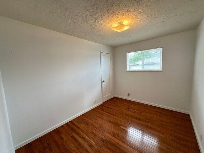 Building Photo - White Center - 3 Bedroom / 1.5 Bath Rambler