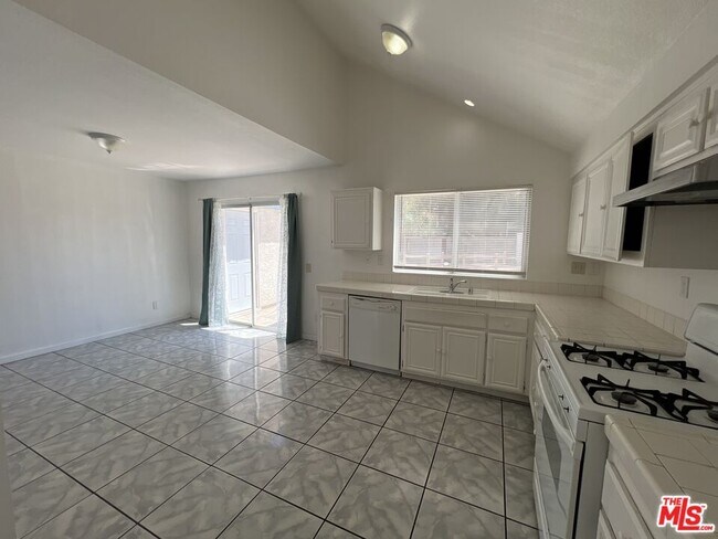 Building Photo - 659 Periwinkle Ln