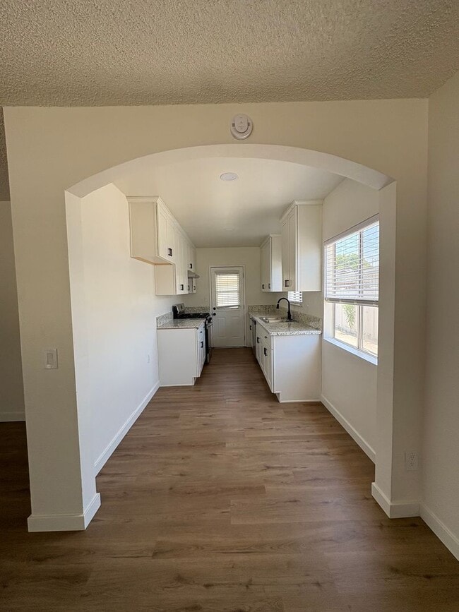 Building Photo - Gorgeous Remodeled 4 bedrooms 2 Bathroom.
