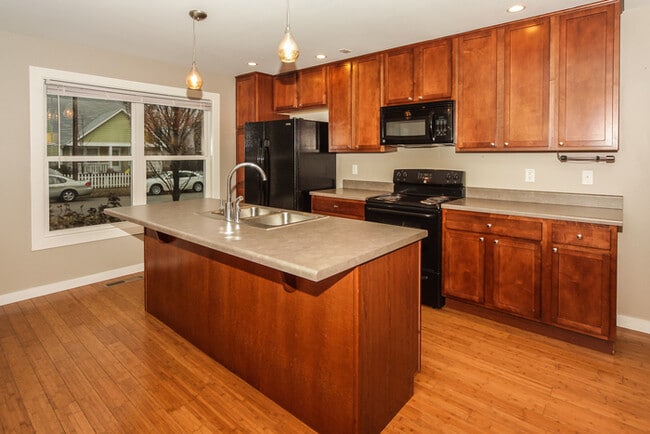 Building Photo - Beautiful Townhouse Close to Downtown Indy...