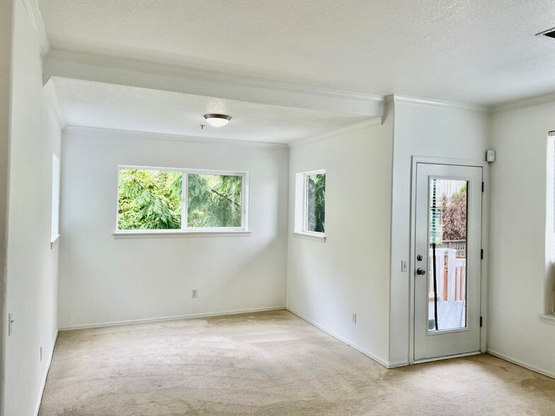 Bonus area for office or form dining - 10245 NW Wilshire Ln