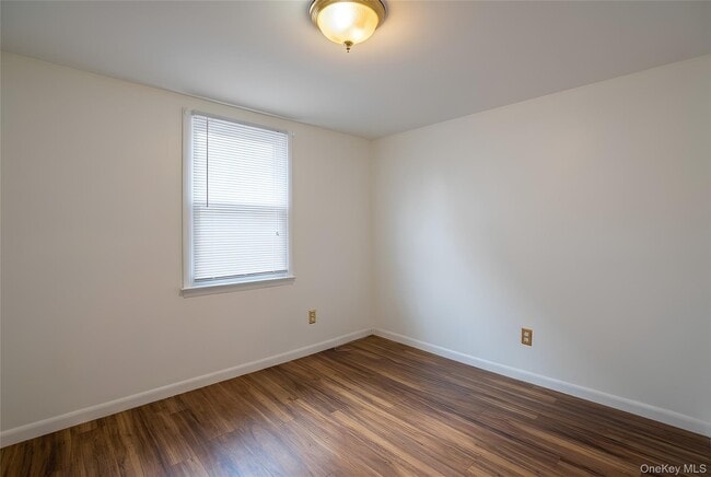 Building Photo - 13 Cedarwood Dr
