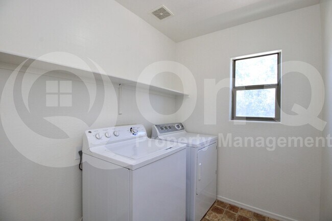 Building Photo - 3813 E Santa Fe Ln