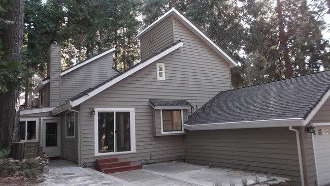 Building Photo - Fabulous 3 bedroom home near Jenkinson Lake.