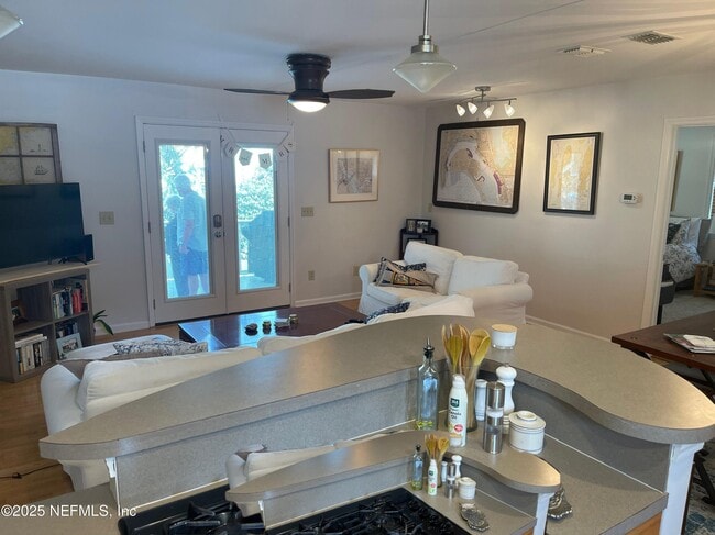 Building Photo - 310 7th St