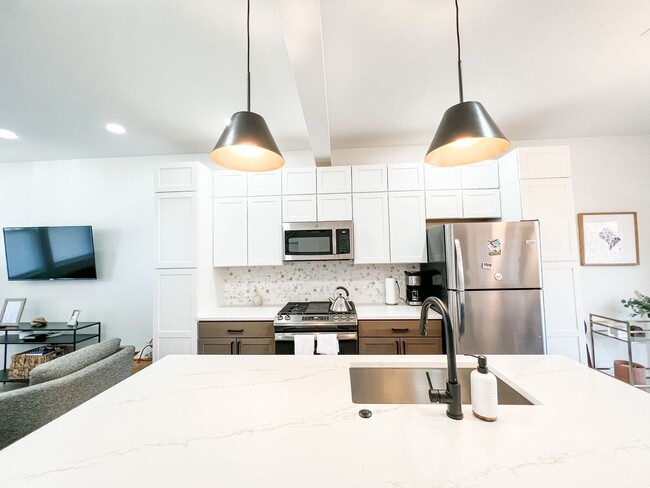 Building Photo - RENOVATED TOWNHOME WITH DECK BY METRO