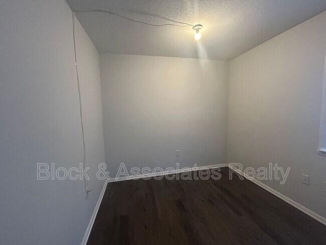 Building Photo - 2250 Sunderland Rd