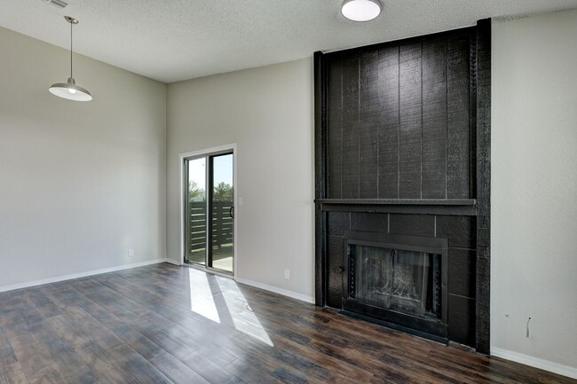 Building Photo - Home Like Living at Apartment Prices