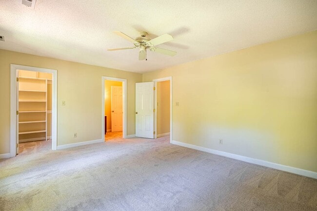 Building Photo - 1305 Hampshire Ct