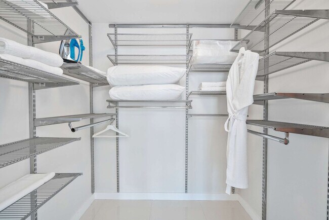 Building Photo - 485 Brickell Ave