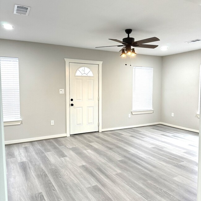 Building Photo - 4510 Kingsbury St