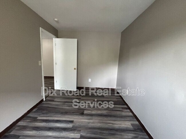 Building Photo - 739 Trumbull St