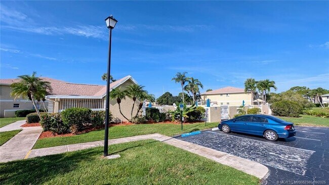 Building Photo - 1563 SE Royal Green Cir