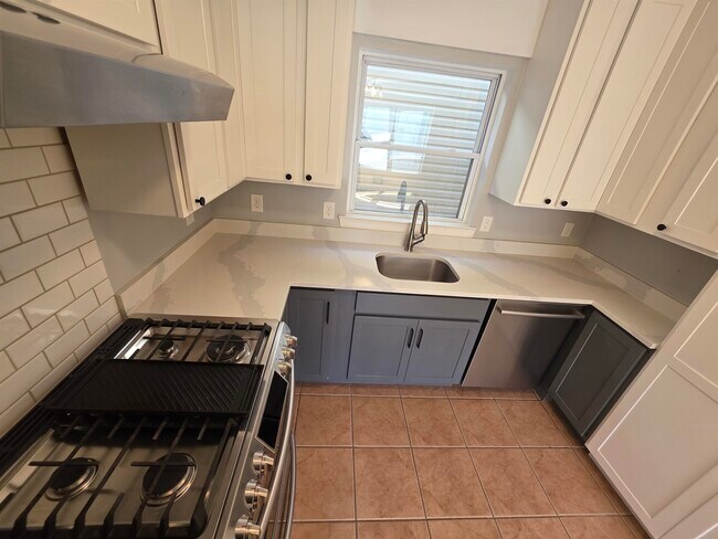 Building Photo - 203 Halladay St
