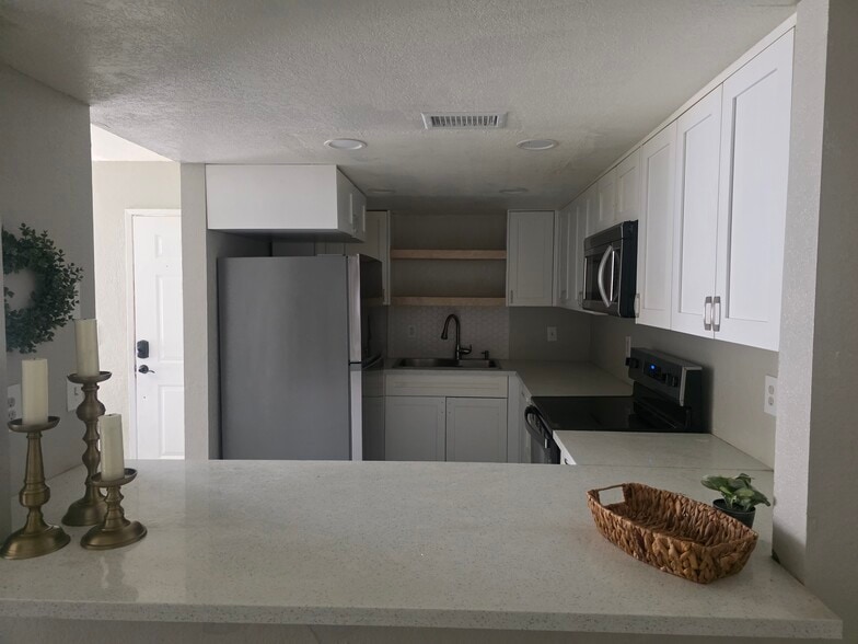 Building Photo - 13865 Julian Dr