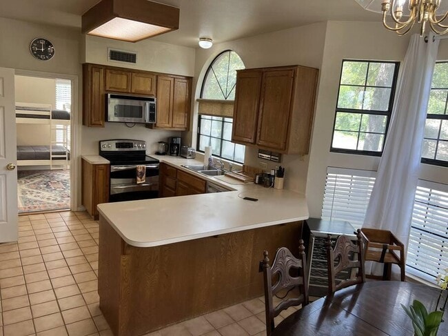 Building Photo - 501 Westbrook Dr