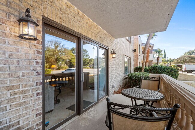 Building Photo - 10100 Lakeshore Dr