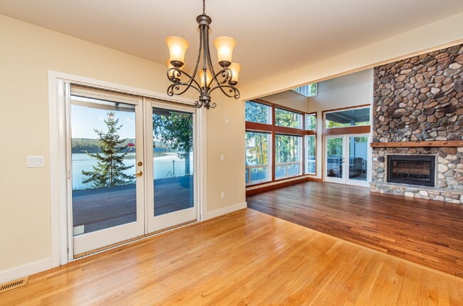 Building Photo - Beautiful Custom Home Overlooking Sequim Bay