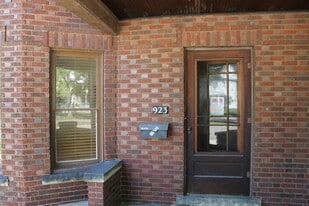 Building Photo - 923 W 10th St