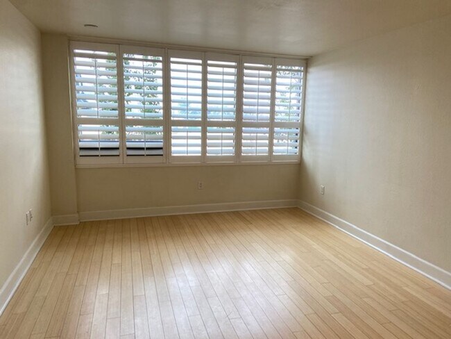 Building Photo - Newly Remodeled Downtown Stunner