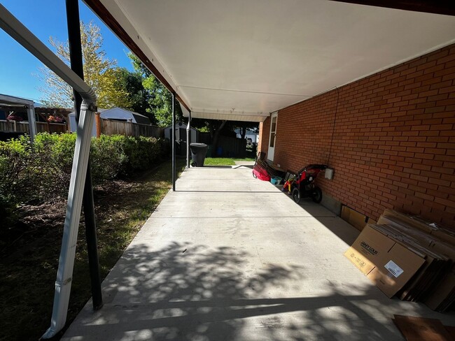 Building Photo - 568-574 E 200 S