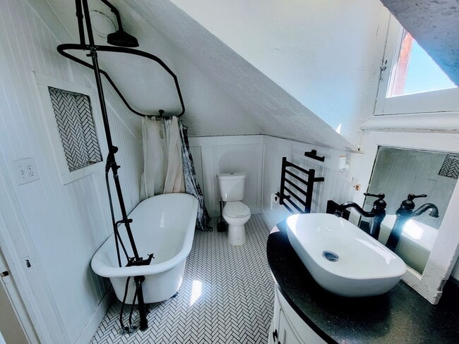 Building Photo - 324 L St E