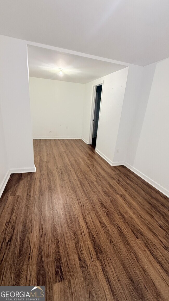 Building Photo - 3395 Woodlake Ln