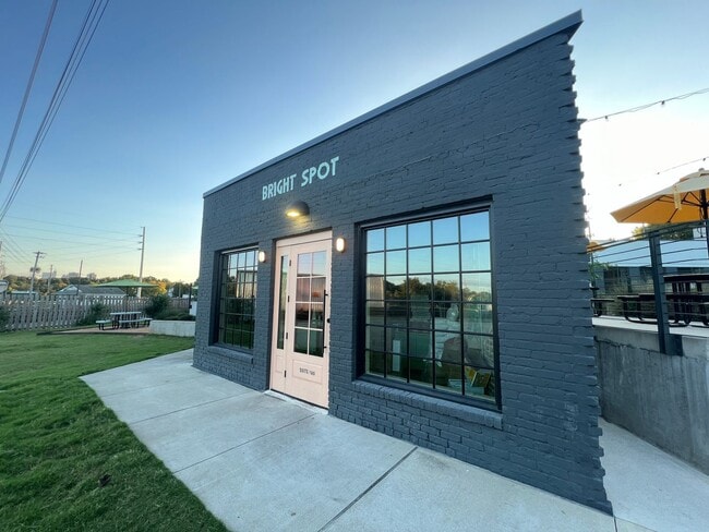 Building Photo - Stunning 3BD, 3.5BA Raleigh Townhome in a Walkable Community Near Tons of Shopping and Dining Opt...