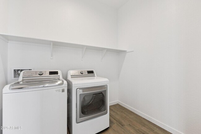 Building Photo - 531 S Owl Dr