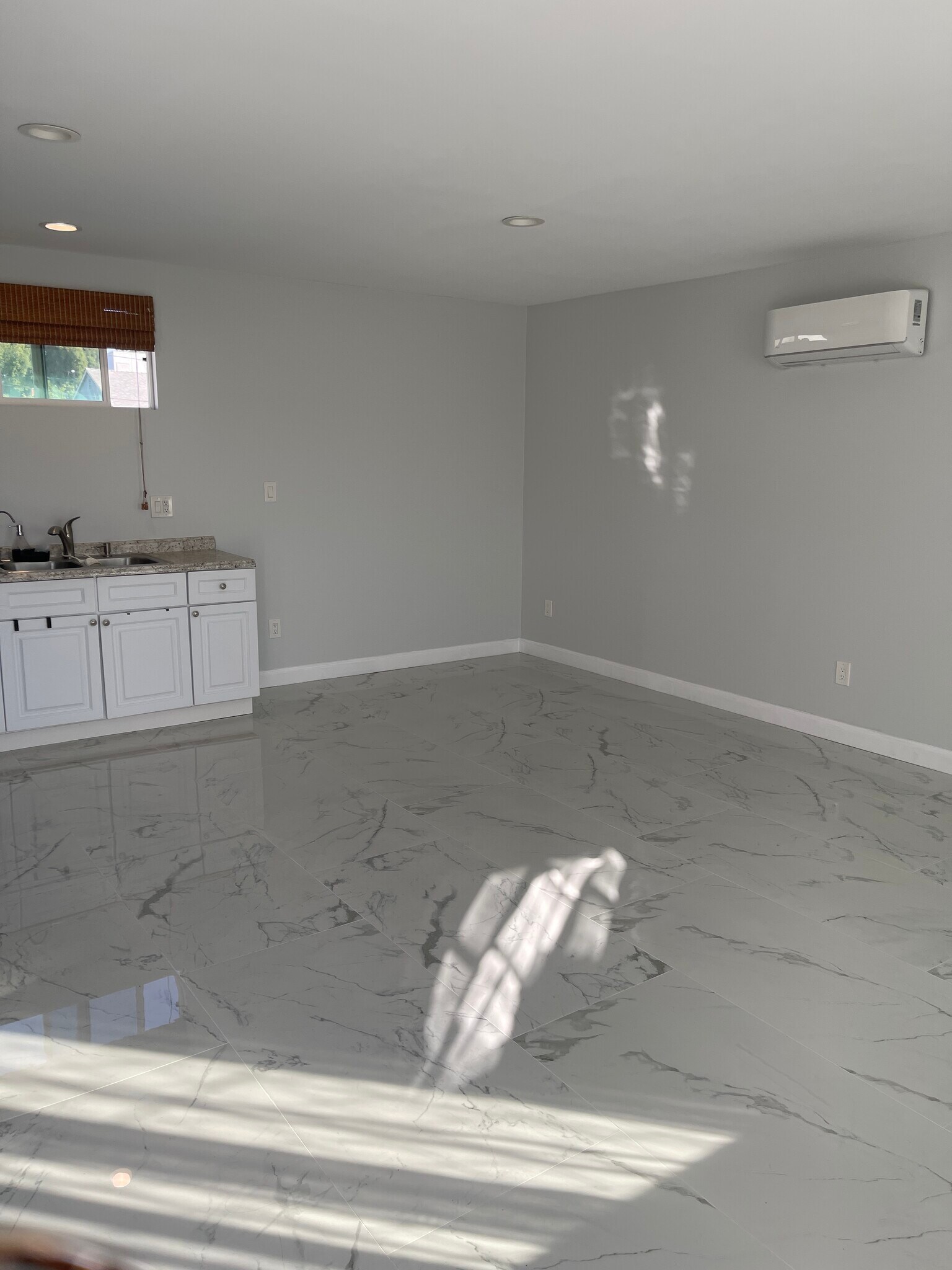 Building Photo - 10310 Montgomery Ave