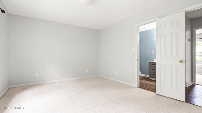 Building Photo - 621 Clover Dr