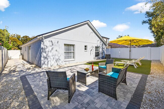 Building Photo - 310 W Warren Ave