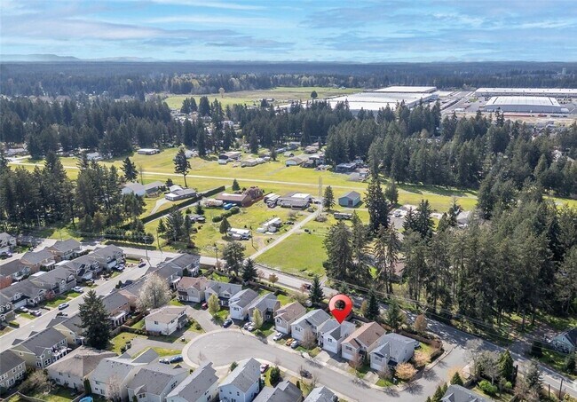 Building Photo - Large 3 bedroom pet friendly home at a gre...