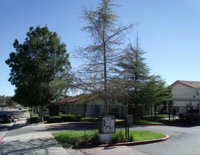 Building Photo - Vintage Woods