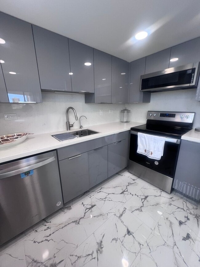 Building Photo - 2 Bedroom, 2 Bath, 2 Parking, AC at Iolani Court Plaza