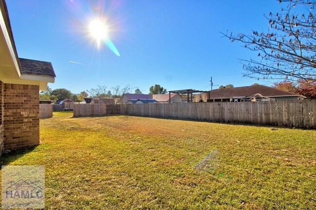 Building Photo - 915 Churchfield Dr