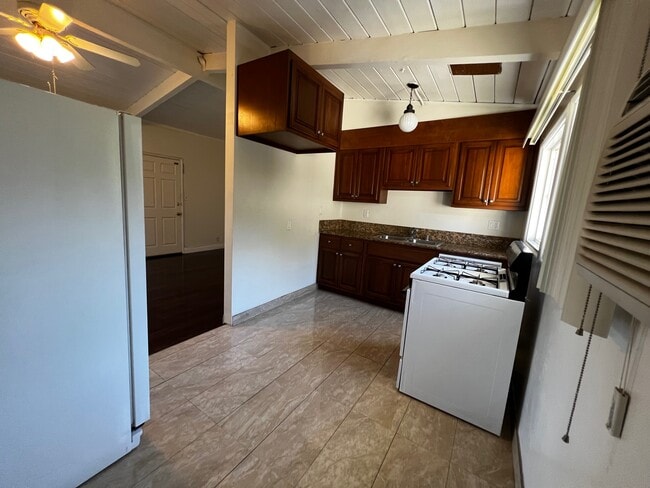 Kitchen - 243 1/2 S Church Ln